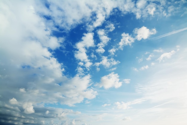 Blauer und weißer Himmel mit Wolken