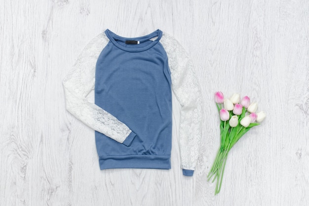 Blauer und weißer Pullover, Strauß Tulpen. Modisches Konzept