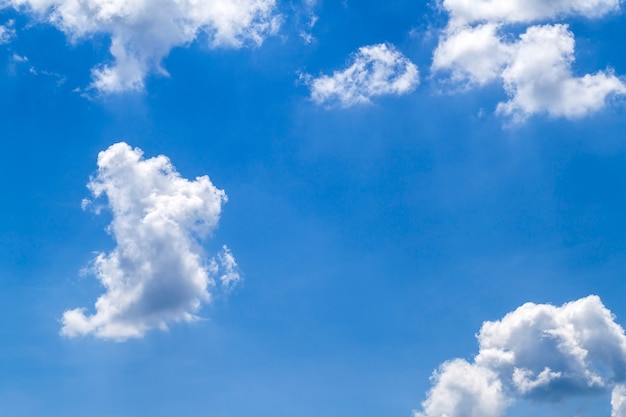 Blauer vibrierender Himmel mit geschwollenen weißen Wolken