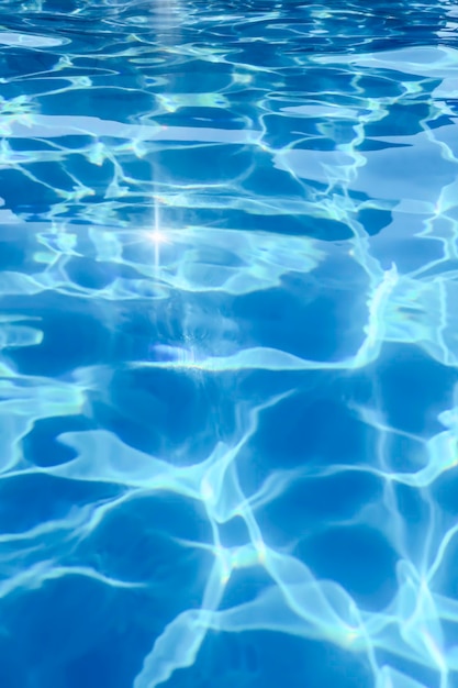 Blauer Wellen-Wasser-Hintergrund, Swimmingpool-Wasser-Sonnenreflexion