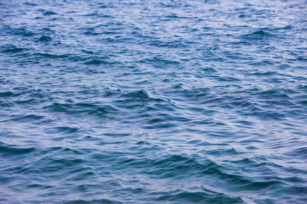 Blauer Wellenkräuselungs-See-Beschaffenheitshintergrund. Sea Wave hautnah