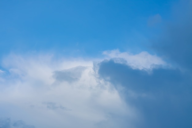 Blauer Winterhimmel mit Wolken