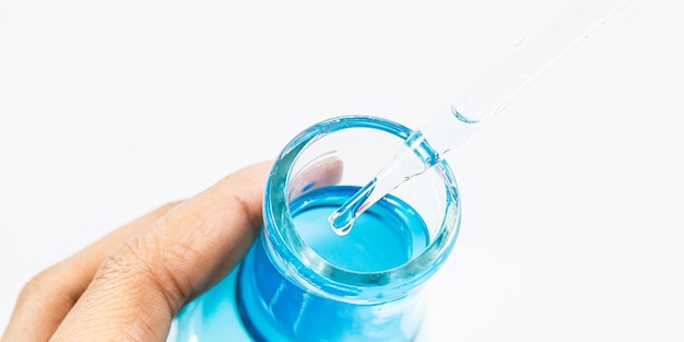 blauer Wissenschaftsexperimentkolben auf weißem Hintergrund, Reagenzgläser mit blauer Flüssigkeit lokalisiert auf Weiß