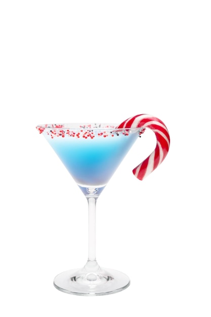 Blauer Zuckerwattecocktail auf weißem Hintergrund. Getränk zum Feiern von Neujahr und Weihnachten