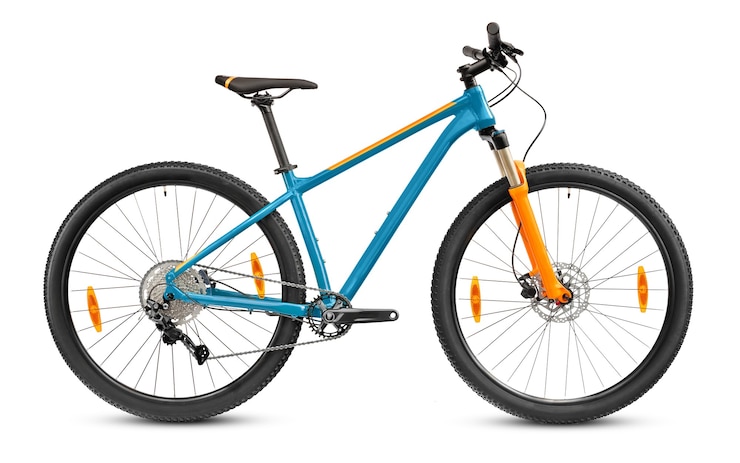 Foto blaues 29er mountainbike isoliert auf weißem hintergrund.