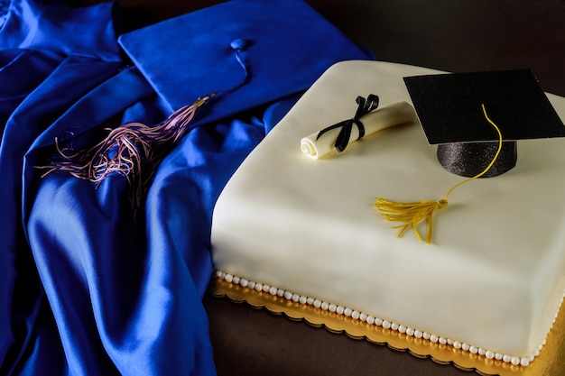 Blaues Abschlusskleid und Mütze mit Kuchen zum Schulabschluss.