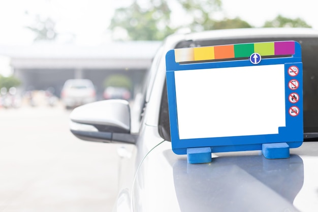 Blaues Auto steht vor dem Auto, wenn es Kraftstoff in das Auto in der Tankstelle füllt Weißer leerer Platz für Text