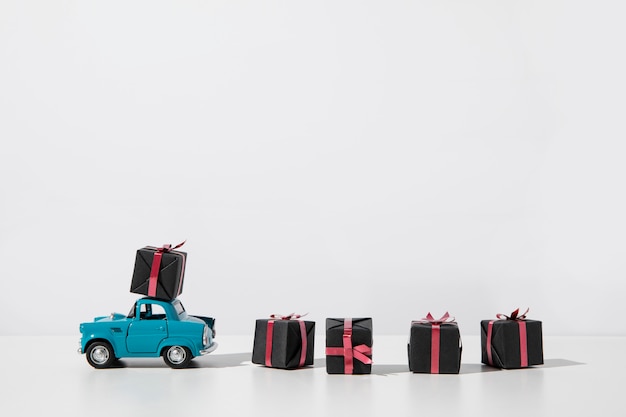 Foto blaues autospielzeug mit geschenkboxen