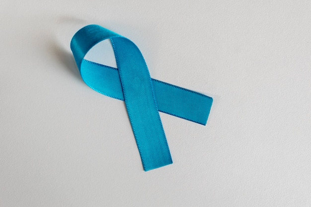 Blaues Band auf weißem Hintergrund. Blauer November. Monat der Prostatakrebs-Prävention. Männer Gesundheit.
