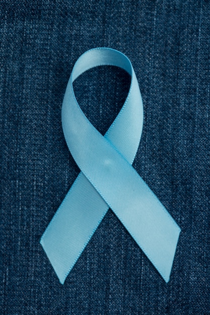 Blaues Band für Prostatakrebsbewusstsein auf demin