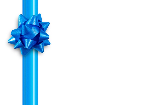 Blaues Band mit einer Schleife für ein Geschenk auf einem isolierten weißen Hintergrund Draufsicht flach gelegt