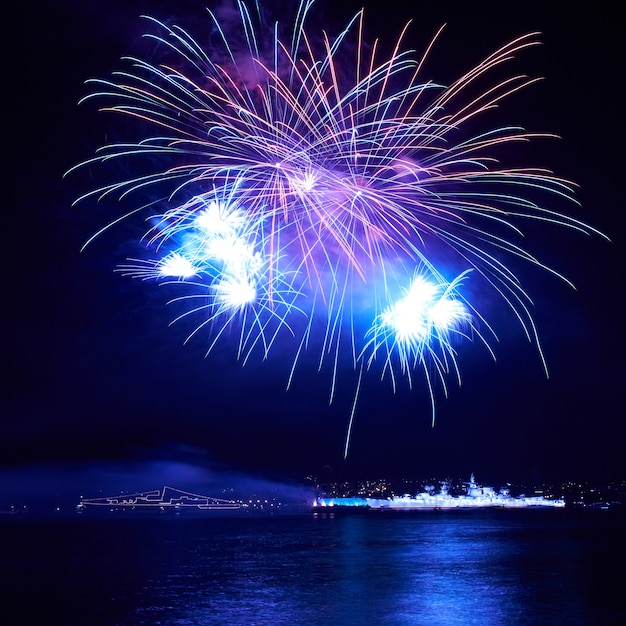 Blaues buntes Feuerwerk auf dem schwarzen Himmelhintergrund