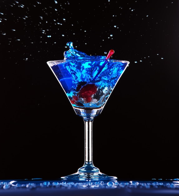 Blaues Cocktailspritzen