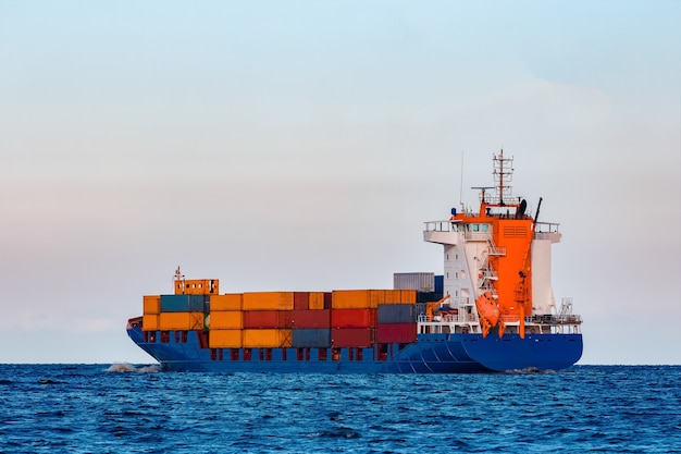 Blaues Containerschiff. Globale Logistik und Warentransfer