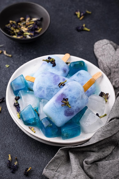 Blaues Eis am Stiel aus Schmetterlingserbse