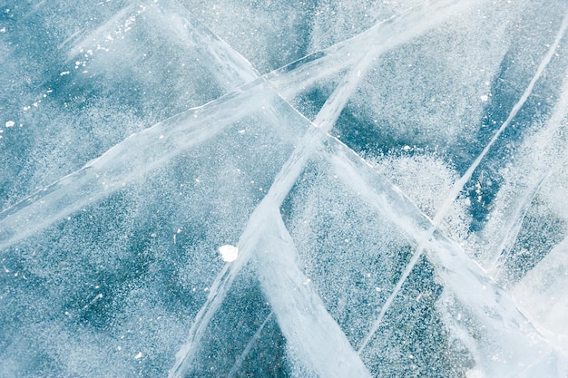 Blaues Eis mit Luftblasen im zugefrorenen See. Makrobild. Winter Natur Hintergrund