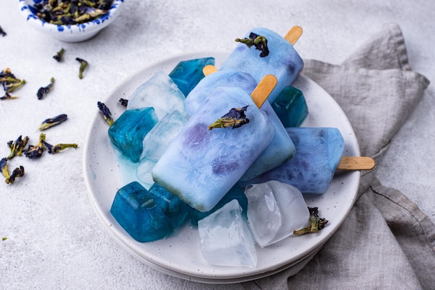 Blaues Eiscreme aus Schmetterlings-Erbsen
