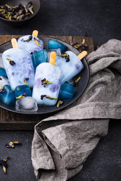 Blaues Eiscreme aus Schmetterlings-Erbsen