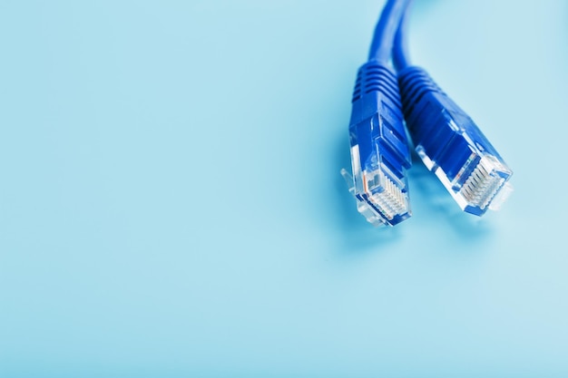 Blaues Ethernet-Kabel-Patchkabel auf einem Blau