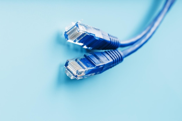 Blaues Ethernet-Kabel-Patchkabel auf einem Blau