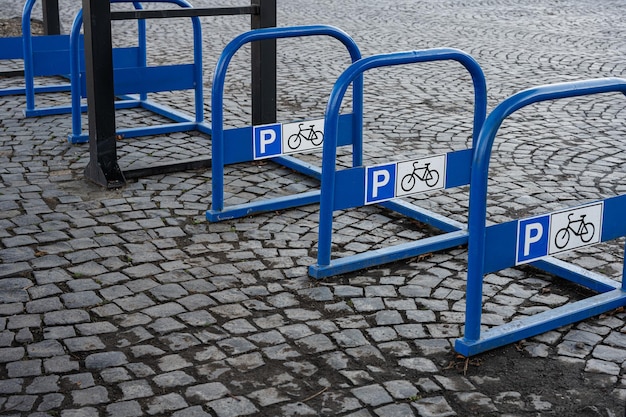 Blaues Fahrradparkschild mit Fahrradhintergrund