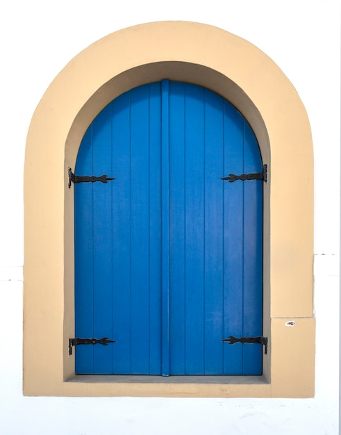 Blaues Fenster auf weißer Wand des alten Hauses