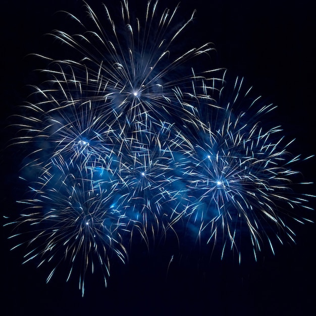 Blaues Feuerwerk auf dem schwarzen Himmelhintergrund