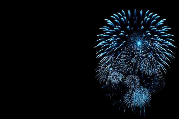 Blaues Feuerwerk auf schwarzem Hintergrund