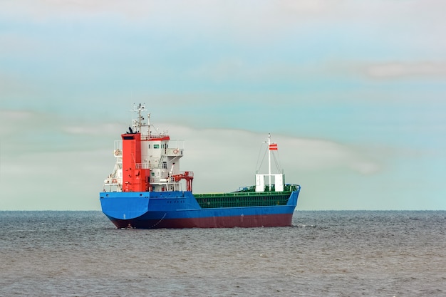 Blaues Frachtschiff, das die Ostsee betritt. Riga, Europa