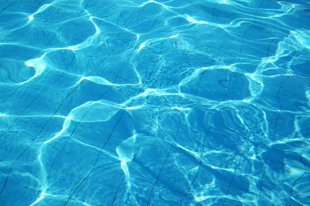 Blaues frisches lebendiges Wasser im Schwimmbad