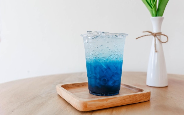 Blaues Getränk Hawaiianisches eisgekühltes Soda auf dem Tisch