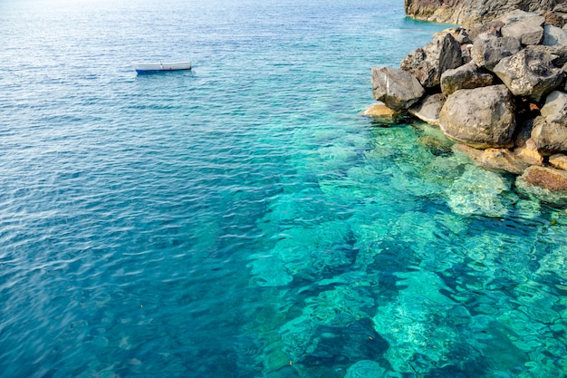 Blaues klares Wasser und Felsen von Insel Santorini, Griechenland