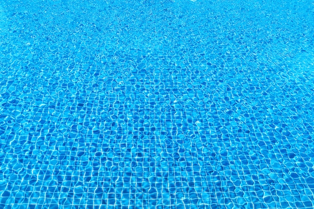 Blaues Kräuselwasser im Swimmingpool