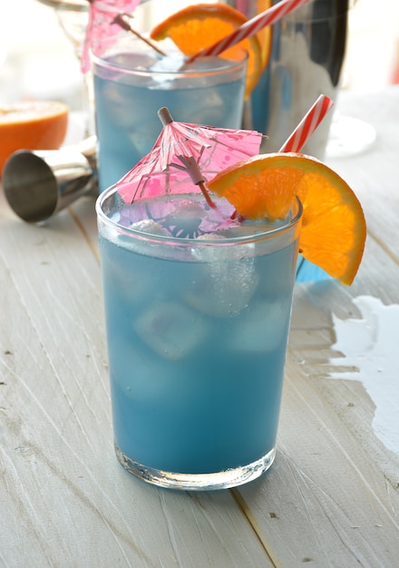 Blaues Lagunencocktail mit Eis- und Glasdekor