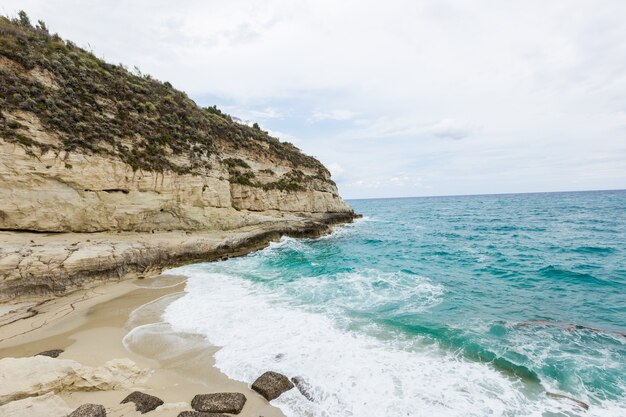 Blaues Meer des Mittelmeer-Seestücks am kalabrischen Strand des Küstensommertages nahe Tropea