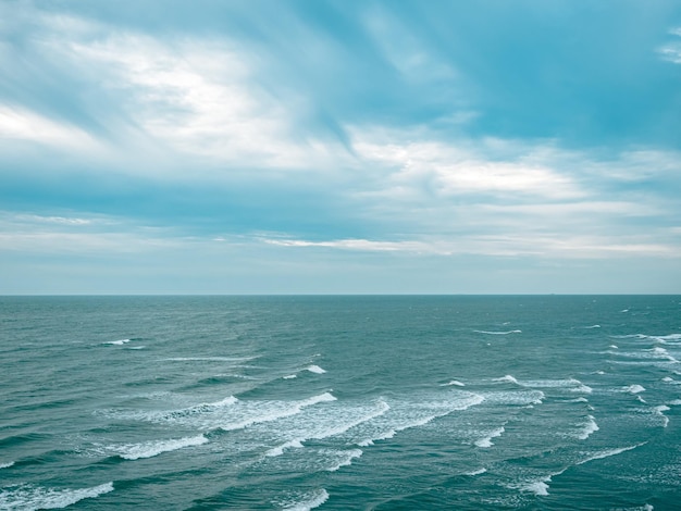 blaues Meer mit Wellen und Wolken an sonnigen Tagen