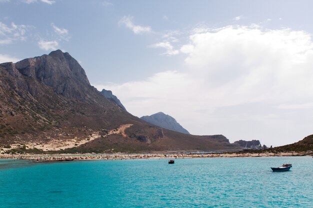 Blaues Meer und Berglandschaft