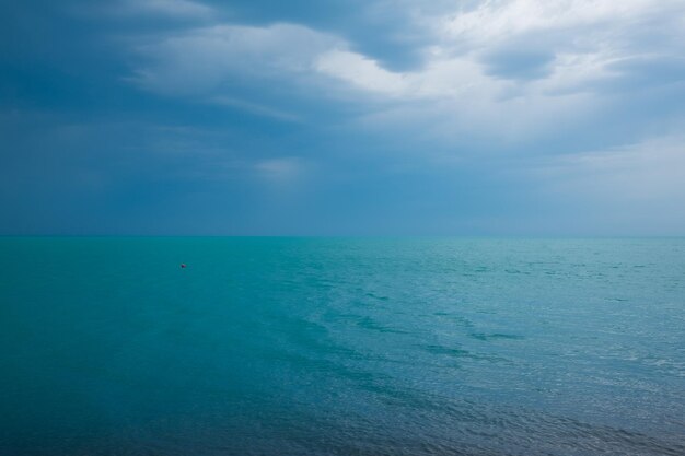 Blaues Meer und bewölkter Himmel an sonnigen Sommertagen