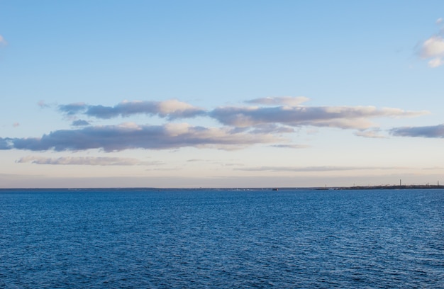 Blaues Meer und blauer Himmel mit Wolken.