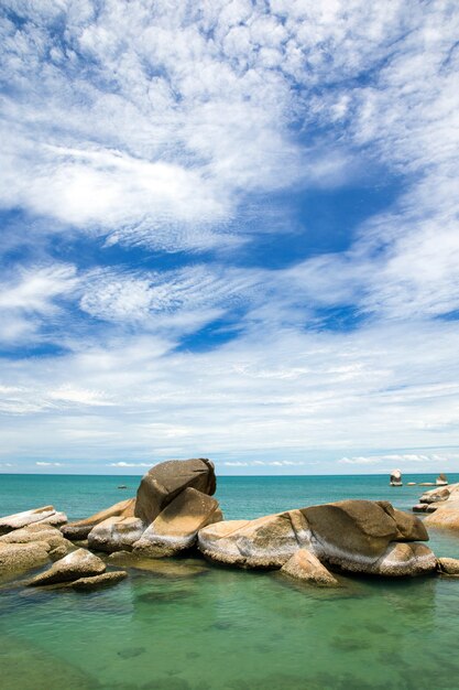 Foto blaues meer und blauer himmel