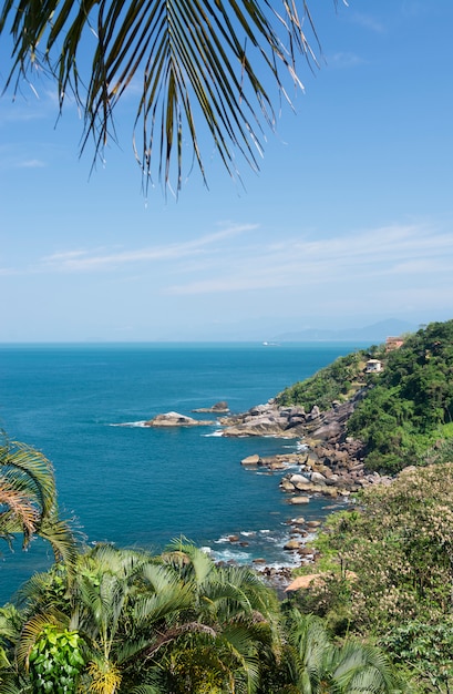 Blaues Meer und Felsen fahren an einem sunnt Tag in Ilhabela-Insel, Brasilien die Küste entlang