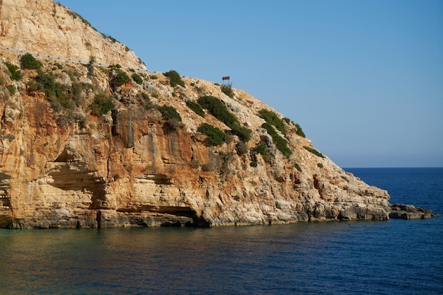 Foto blaues meer und felsen