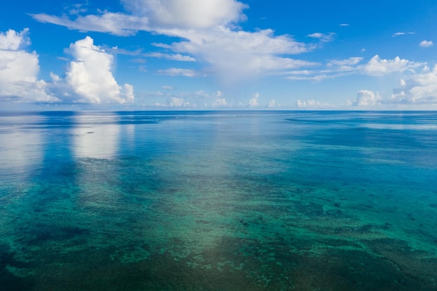 Blaues Meer und Himmel in Ishigaki von Japan