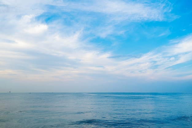 Blaues Meer und Himmel morgens