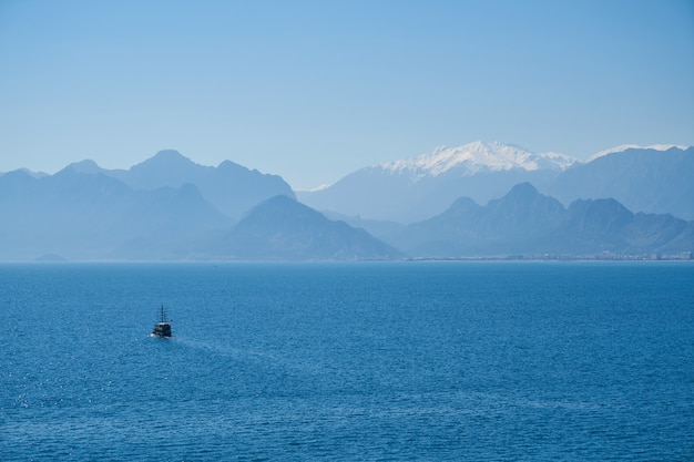 Blaues Meer und schöne Berge