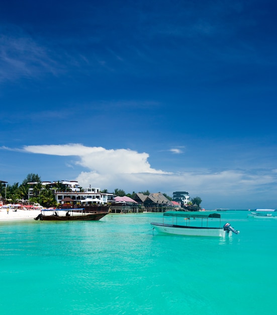 Blaues Meer und schöner Himmel. Meer ------- Strand