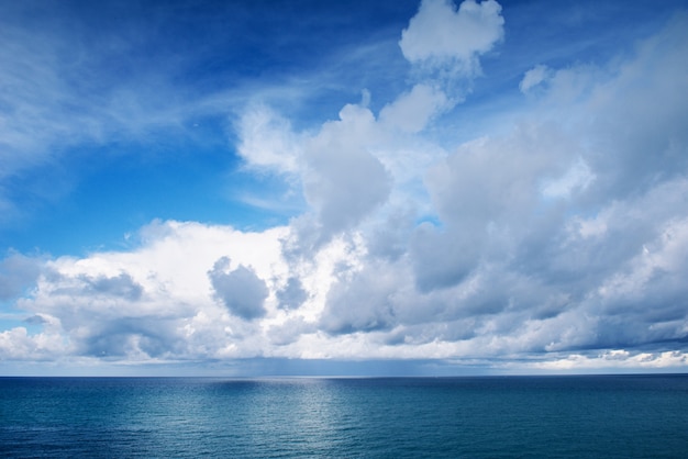 Blaues Meer und weiße Wolken am Himmel