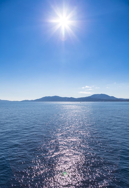 Blaues Meerwasser und klarer blauer Himmel mit Sonneneruption