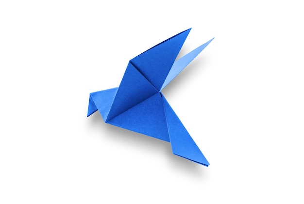 Foto blaues papier taube origami isoliert auf weißem hintergrund