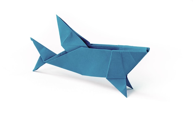 Blaues Papierhai-Origami lokalisiert auf einem weißen Hintergrund